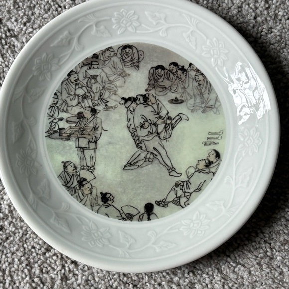 Elegant White Ceramic Plate with Artistic Design - Picture 1 of 6